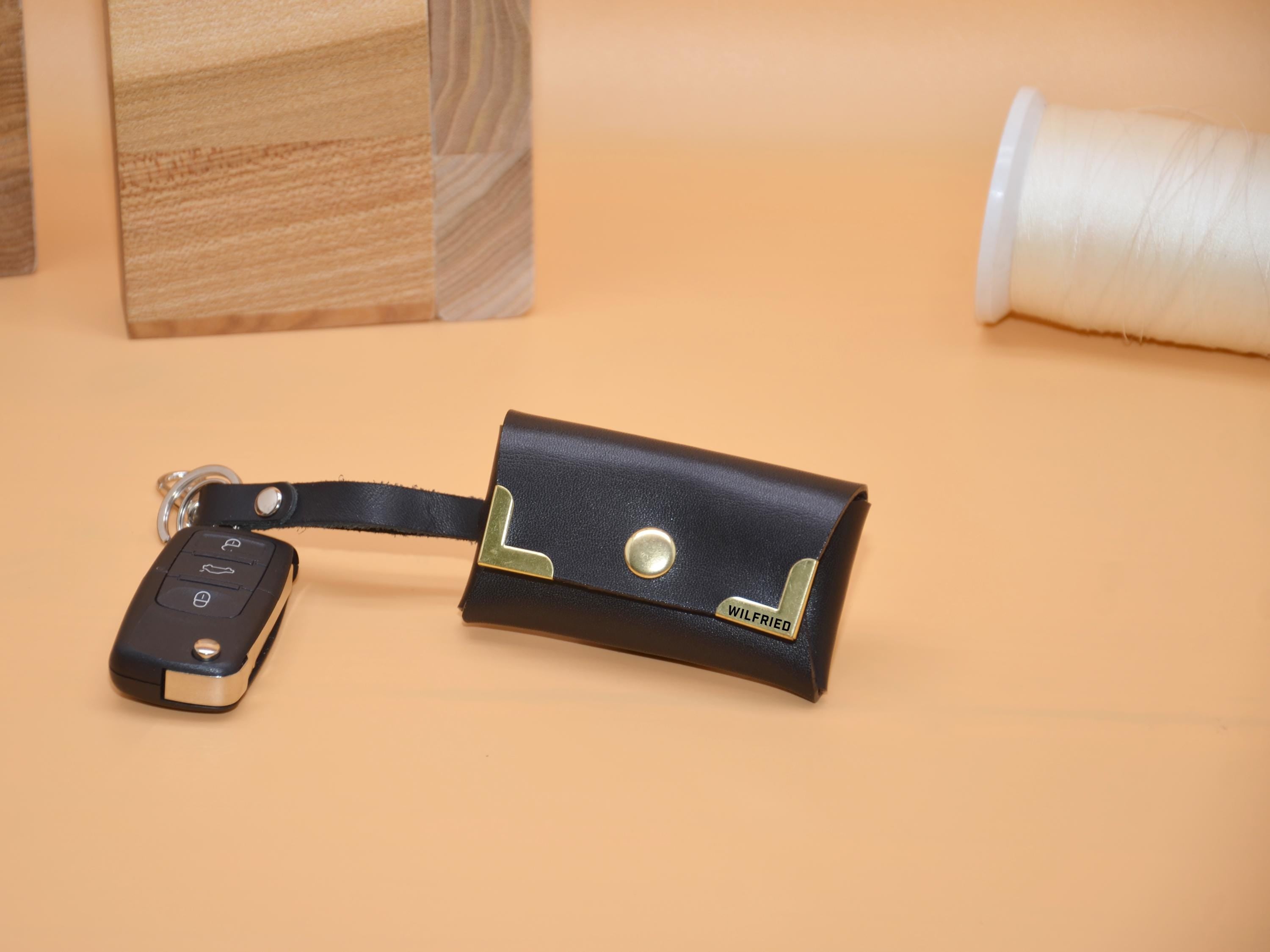 Schlüsseltasche aus Leder | AirTag-Fach | Haken für Autoschlüssel | Monogramm Messing-Ecken | 9×5,5×2,5 cm