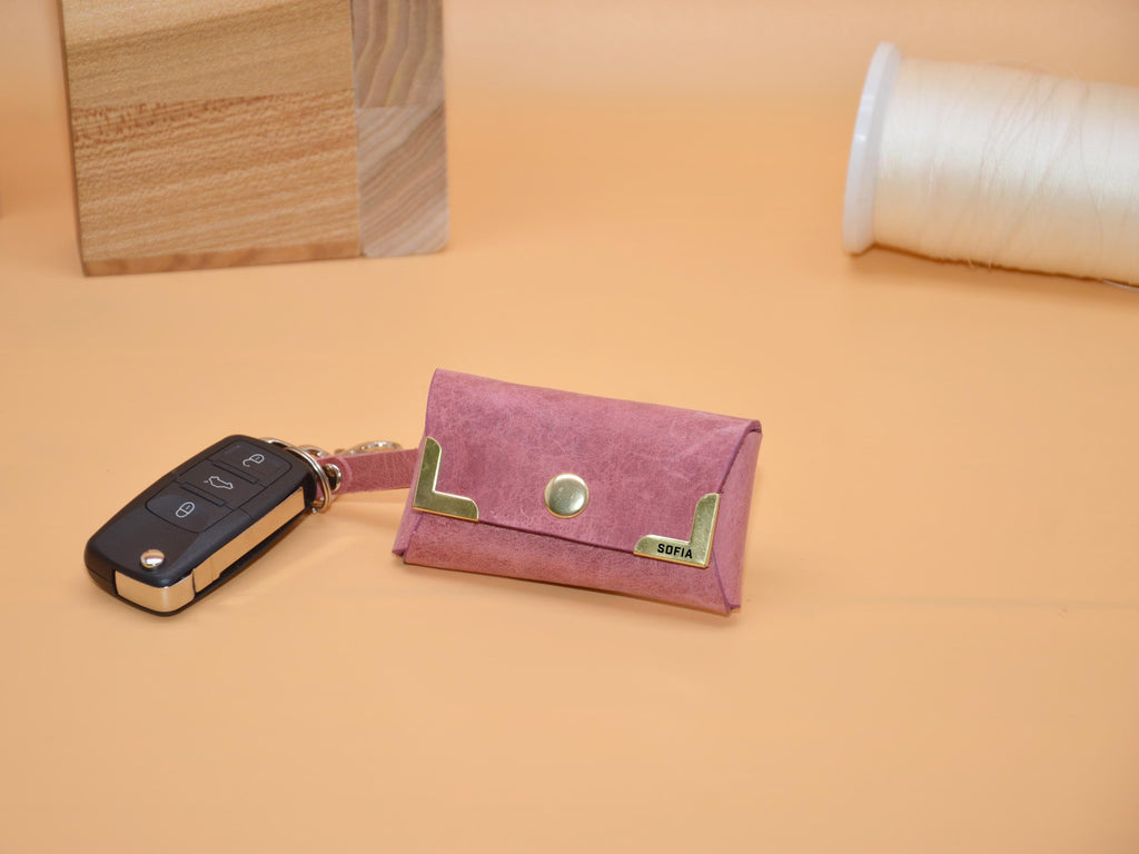 Schlüsseltasche aus Leder | AirTag-Fach | Haken für Autoschlüssel | Monogramm Messing-Ecken | 9×5,5×2,5 cm