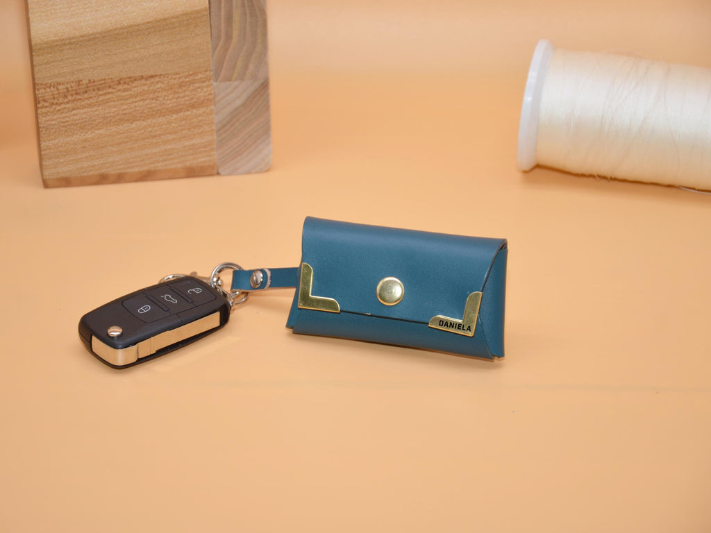 Leder Schlüsseltasche mit Haken für Autoschlüssel | Schlüsselring | AirTag-Rückfach | Gravur Messing-Ecken | 9×5,5×2,5 cm
