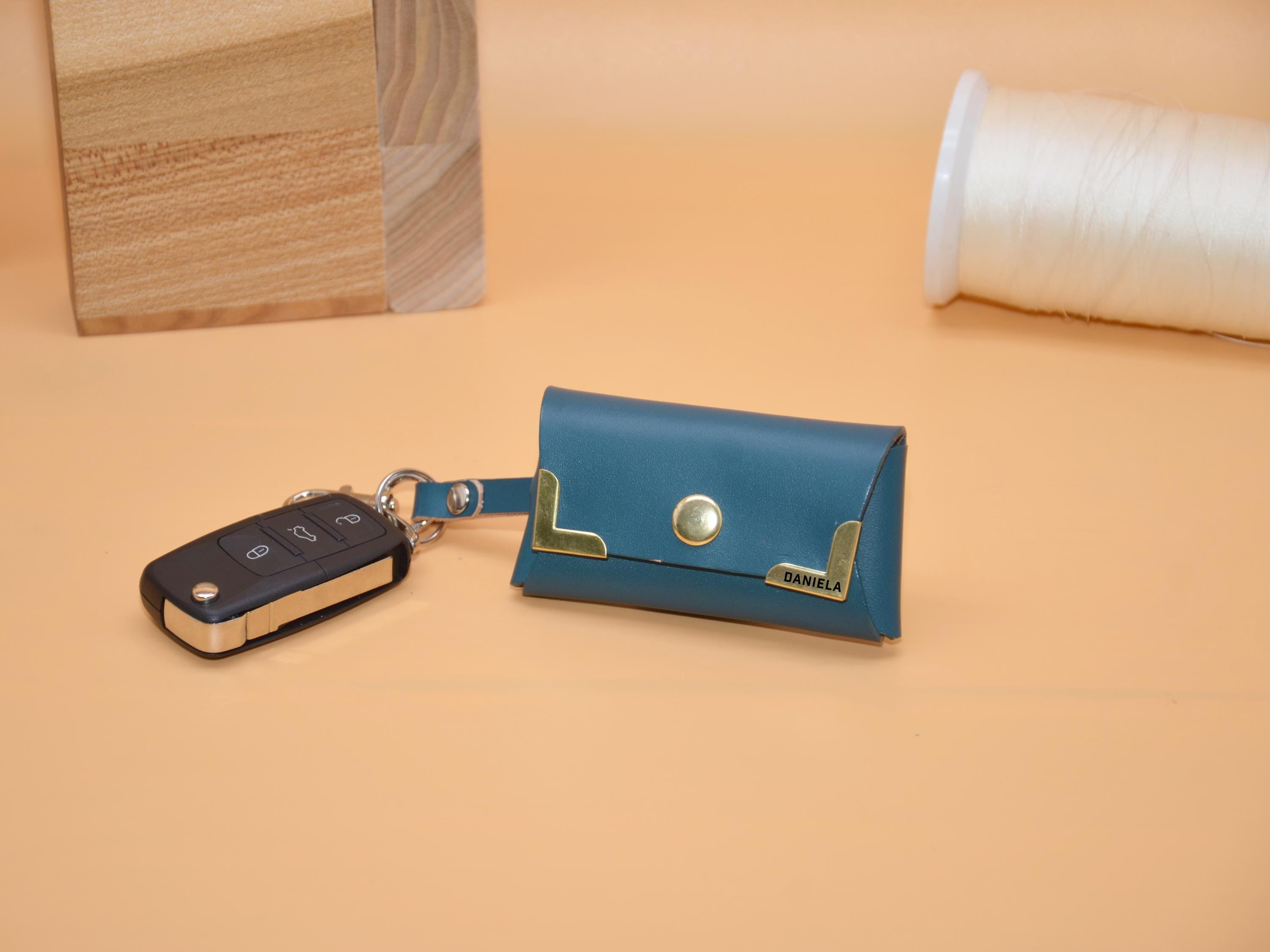 Leder-Schlüsseltasche | Schlüsselring & Haken | AirTag-Rückfach | Initialen auf Messing-Ecken | 9×5,5×2,5 cm