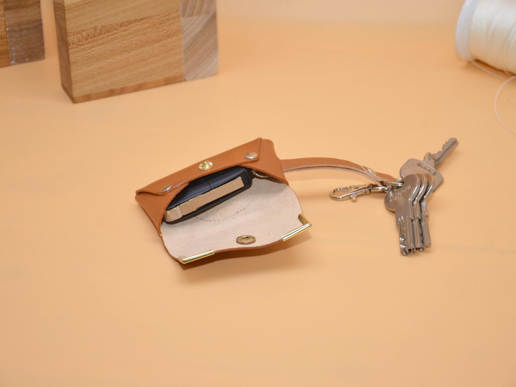 Leder-Schlüsseltasche mit Schlüsselring und Haken für Autoschlüssel | AirTag-Rückfach | Gravur auf Messing-Ecken | 9×5,5×2,5 cm