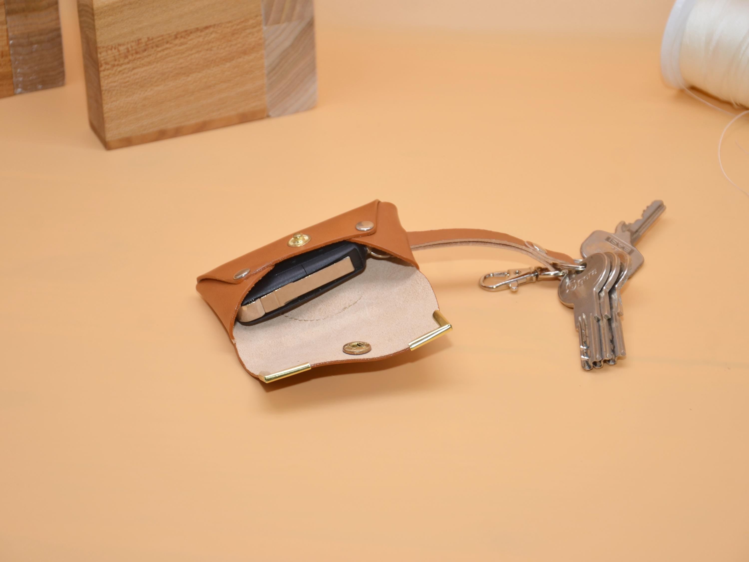 Leder-Schlüsseltasche | Haken für Autoschlüssel | AirTag-Rückfach | Monogramm auf Messing-Ecken | 9×5,5×2,5 cm