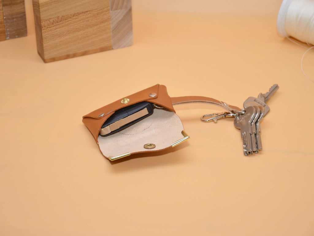 Leder Schlüsseltasche | Schlüsselring, Haken, AirTag-Rückfach | Gravur Messing | 9×5,5×2,5 cm