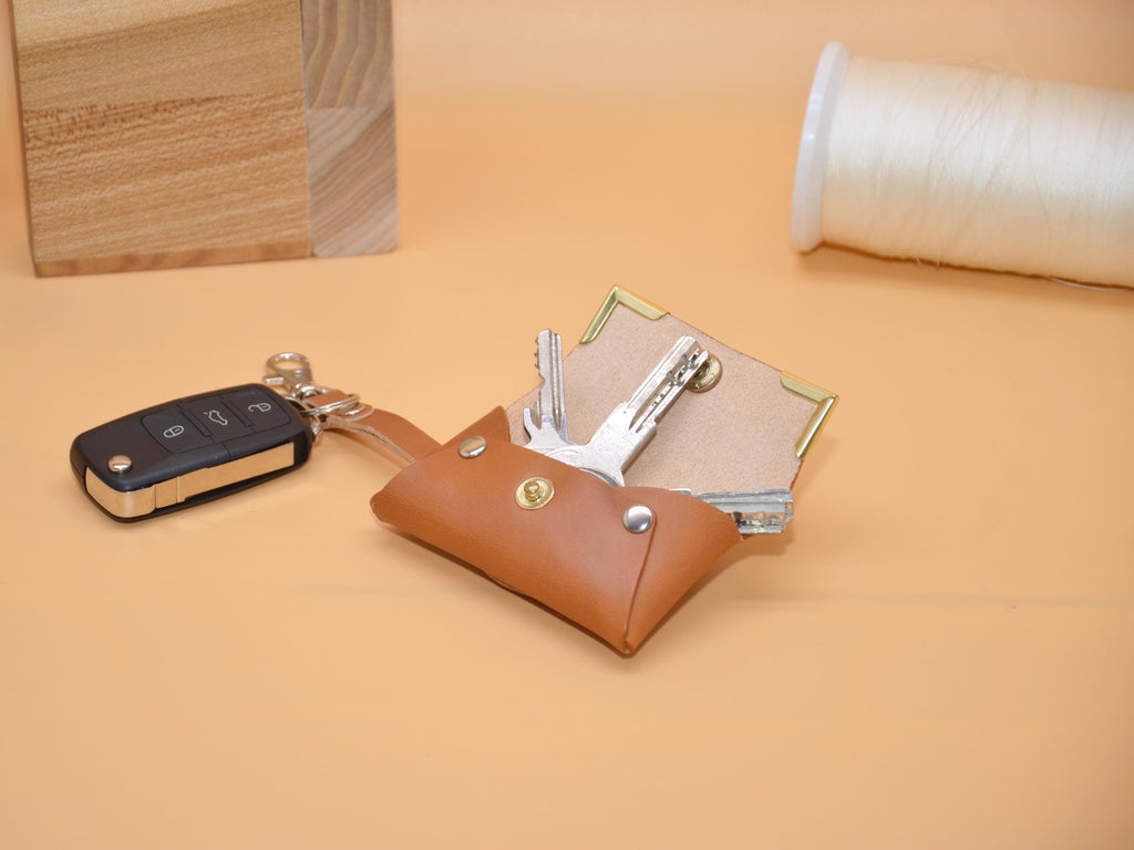 Leder-Schlüsseltasche | Schlüsselring & Haken | AirTag-Rückfach | Initialen auf Messing-Ecken | 9×5,5×2,5 cm