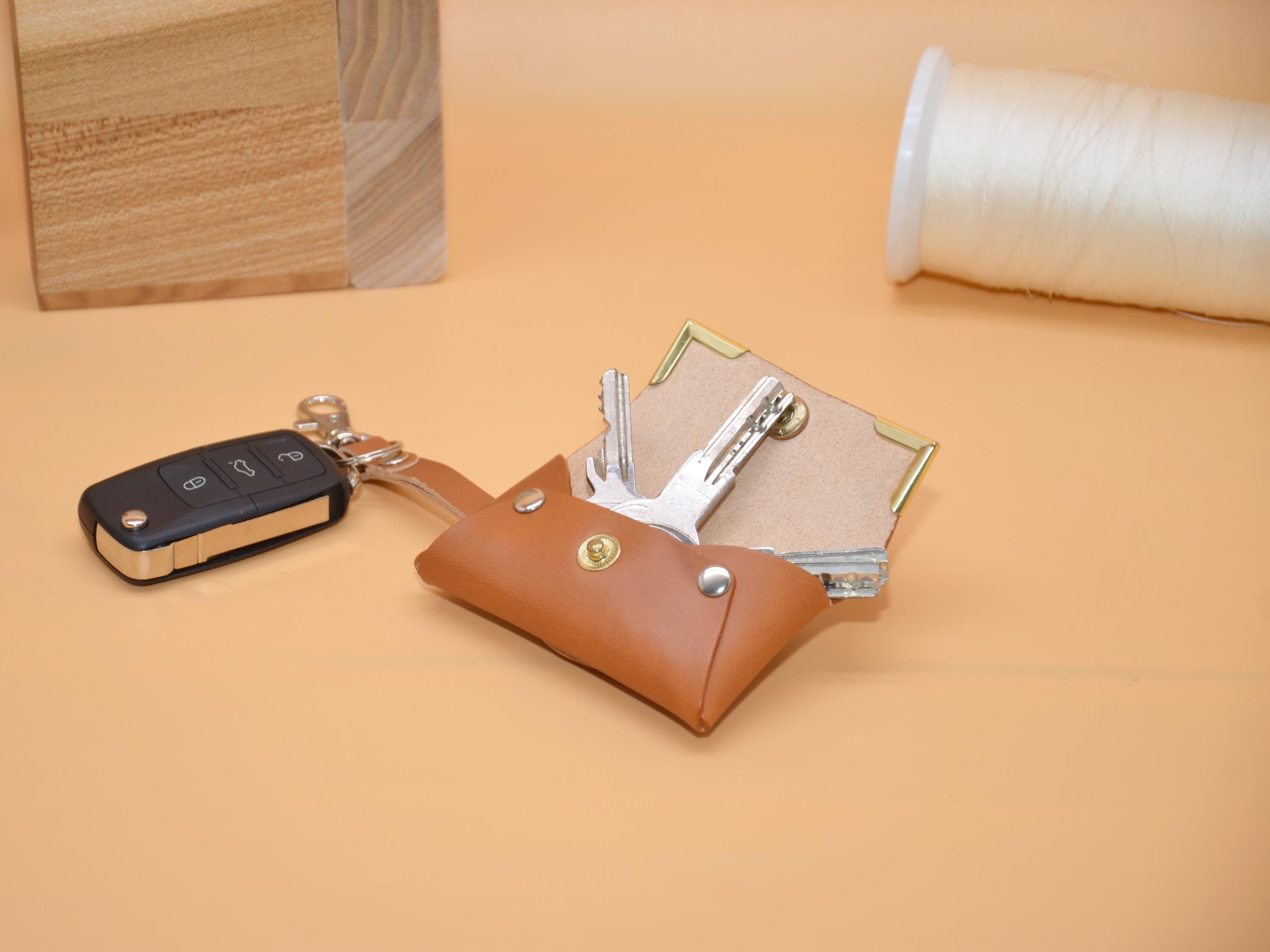 Leder-Schlüsseltasche | Haken für Autoschlüssel | AirTag-Rückfach | Monogramm auf Messing-Ecken | 9×5,5×2,5 cm