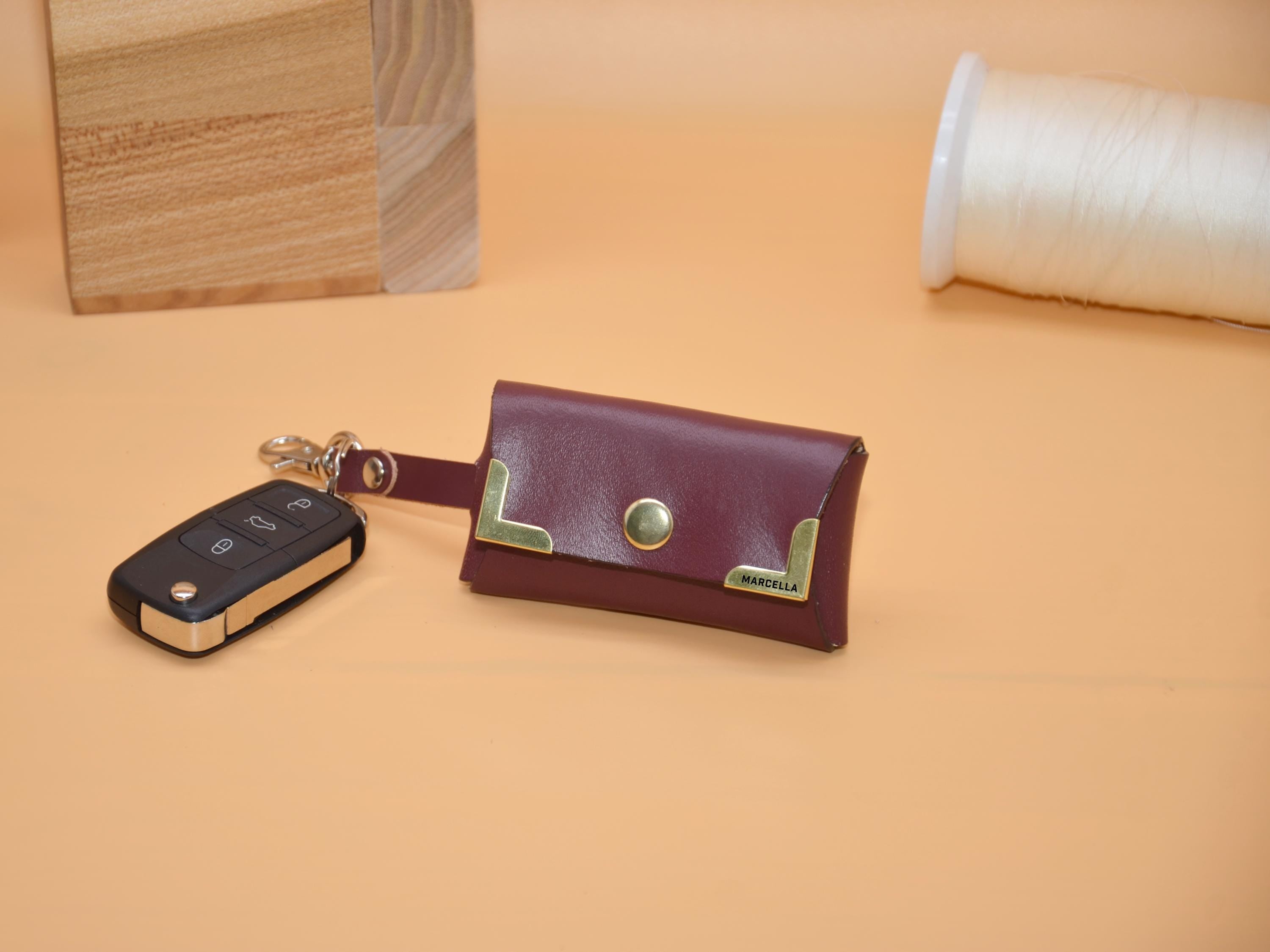 Leder-Schlüsseltasche | Schlüsselring & Haken | AirTag-Rückfach | Initialen auf Messing-Ecken | 9×5,5×2,5 cm