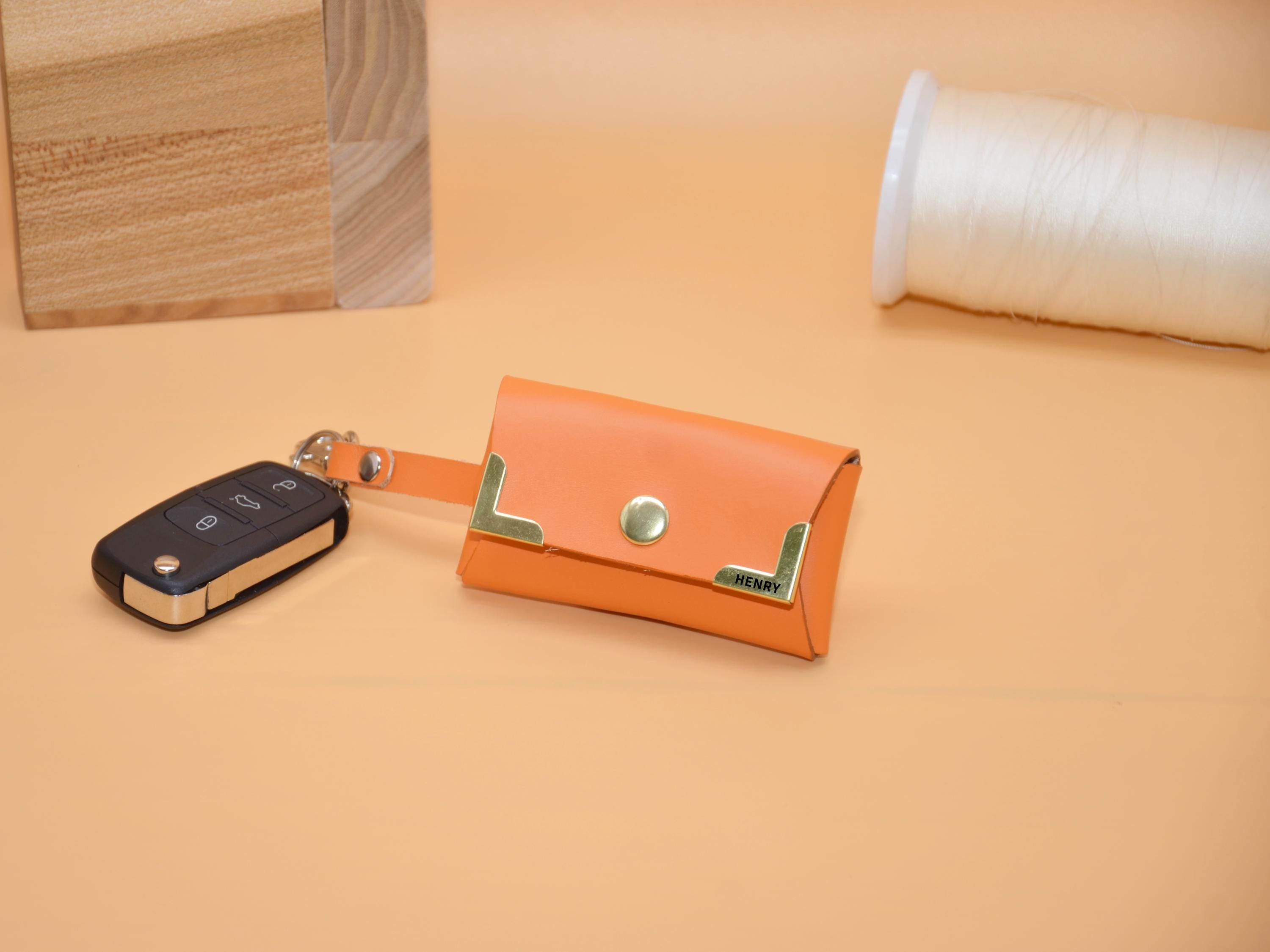 Leder Schlüsseltasche | Haken für Auto-Schlüssel | AirTag-Rückfach | Gravur auf Messing | 9×5,5×2,5 cm