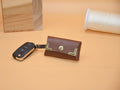 Leder Schlüsseltasche mit Haken für Autoschlüssel | Schlüsselring | AirTag-Rückfach | Gravur Messing-Ecken | 9×5,5×2,5 cm