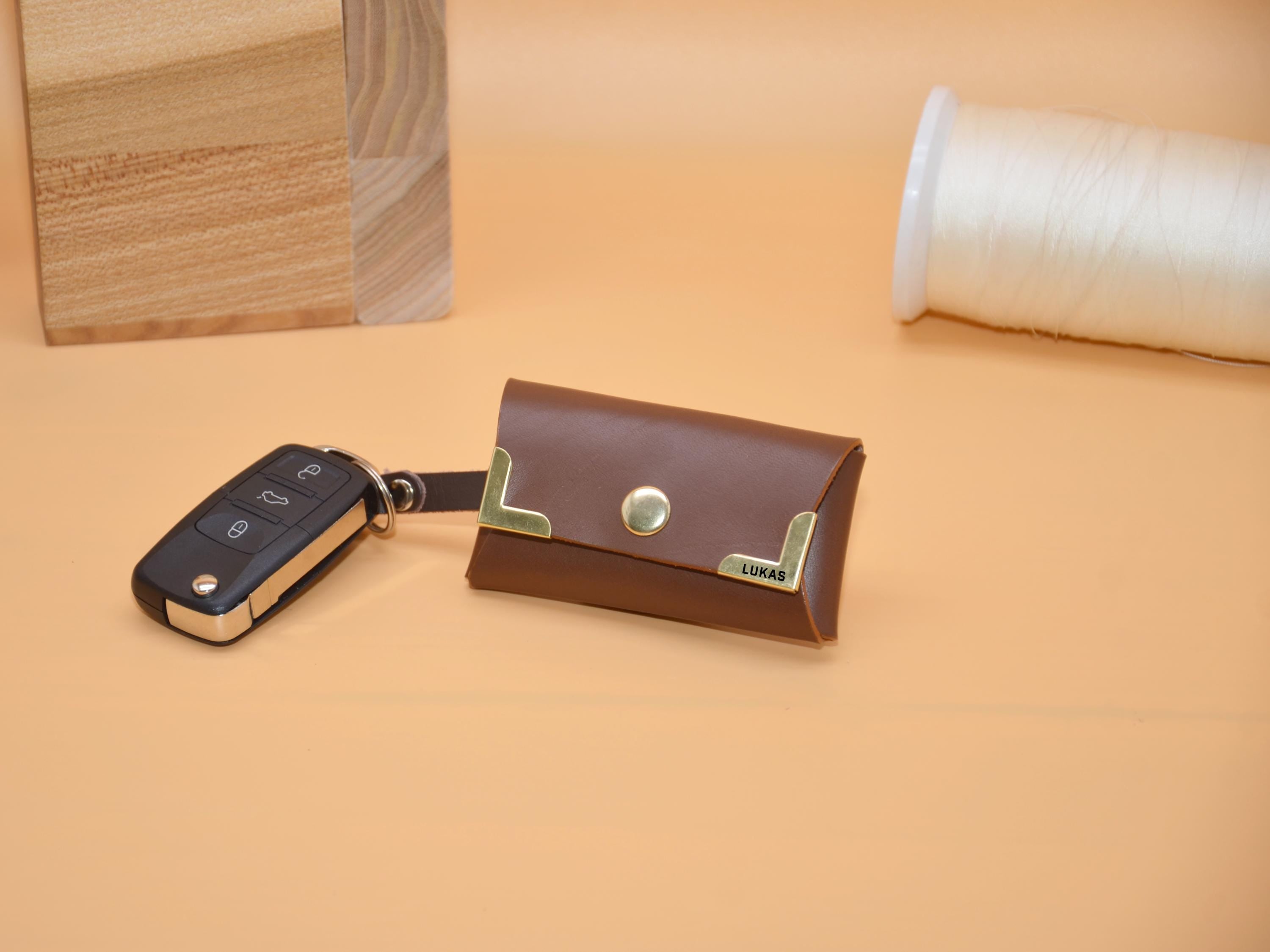 Schlüsseltasche Leder | Haken für Autoschlüssel | AirTag hinten | Personalisierung Messing-Ecken | 9×5,5×2,5 cm