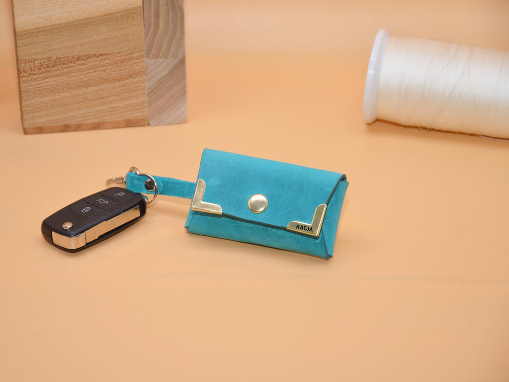 Leder Schlüsseltasche | Haken für Auto-Schlüssel | AirTag-Rückfach | Gravur auf Messing | 9×5,5×2,5 cm