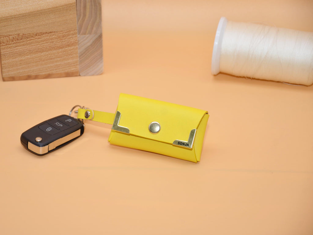 Leder-Schlüsseltasche | Schlüsselring & Haken | AirTag-Rückfach | Initialen auf Messing-Ecken | 9×5,5×2,5 cm