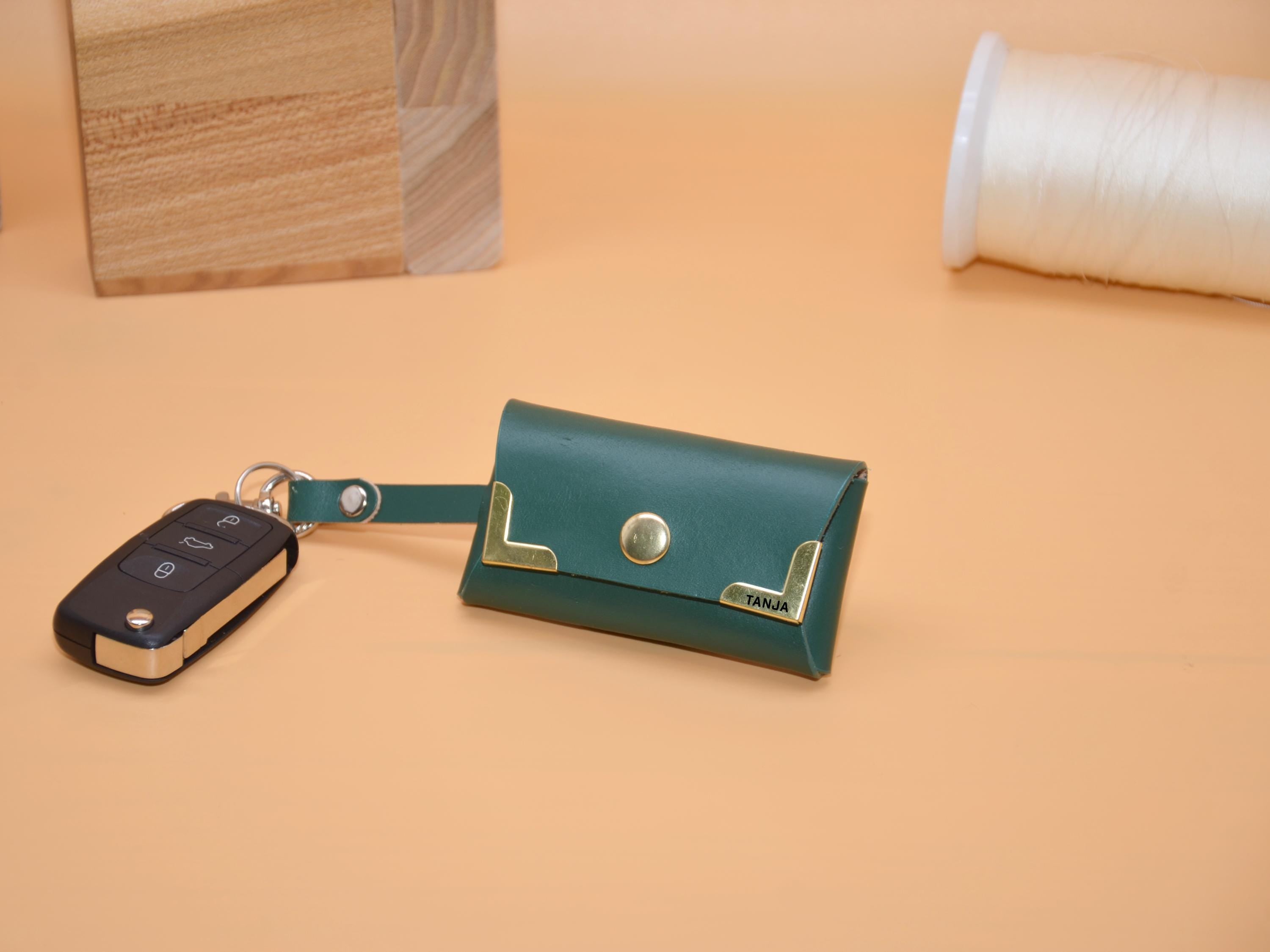 Leder-Schlüsseltasche | Schlüsselring | Autoschlüssel-Haken | AirTag-Rückfach | Gravur | 9×5,5×2,5 cm